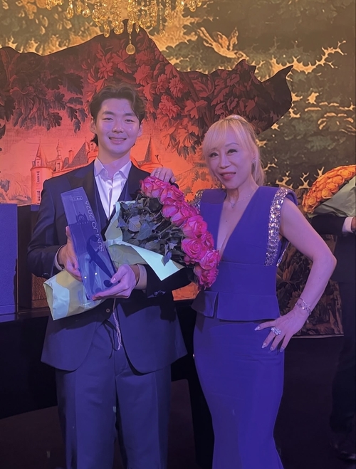 지난 10일(현지시각) 수상 직후 베이스 유승호(왼쪽)씨가 소프라노 조수미와 기념촬영을 하고 있다. <본인 제공>