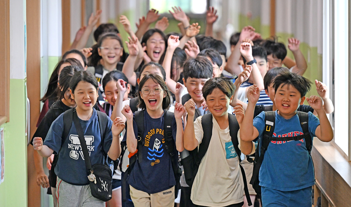 22일 오전 대구 서구 경운초등학교에서 5학년 학생들이 방학식을 마친 뒤 환호하며 귀가하고 있다. 이번 주부터 대구지역 224개 초등학교가 여름방학에 들어갔으며, 학생들은 8월 31일까지 방학을 보낸 뒤 9월 1일 새 학기를 맞는다.
이윤호기자 yoonhohi@yeongnam.com