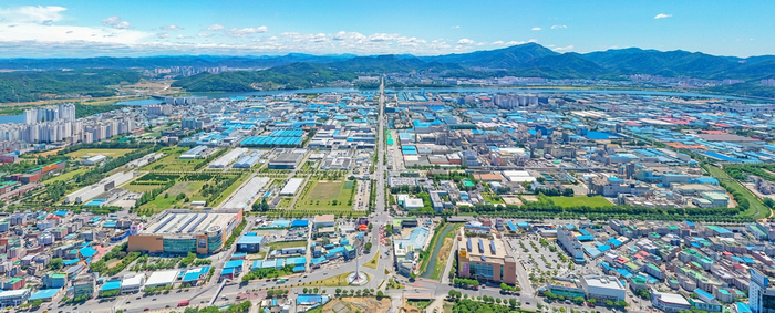 반도체를 비롯한 전자산업 소재·부품 기업들이 들어서 있는 구미 공단 전경.