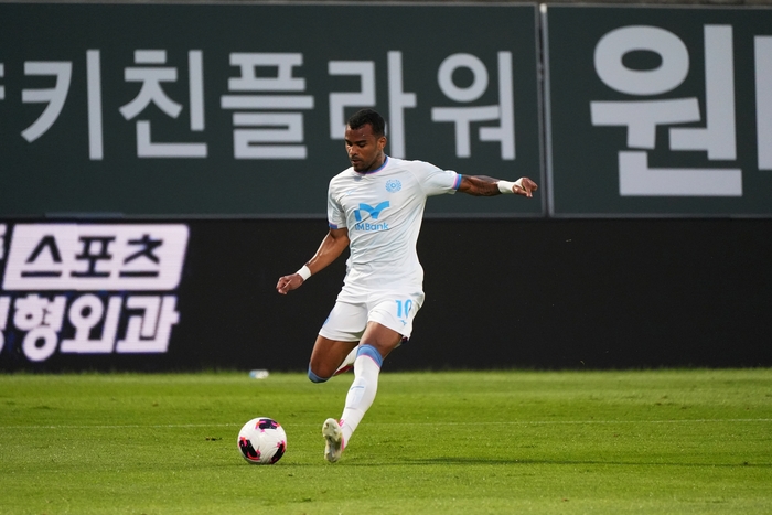 지난 18일 김포에서 열린 원정 경기에서 대구FC의 세라핌이 골을 몰고 가고 있다. <대구FC 제공>