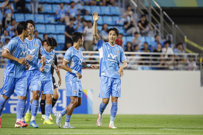 지난 11일 대구에서 열린 성남FC와의 경기에서 대구FC 김주공이 동점골을 넣은 뒤 기뻐하고 있다. <대구FC 제공>