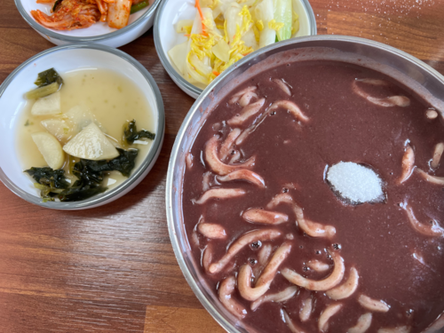 해남 팥칼국수. 설탕을 한 숟가락 타는 것이 별미의 비법이다. 냉면 사발만큼의 양이라 많지만, 남기는 사람은 거의 없다. 이 달콤 따뜻한 기억을 떠올리는 것도 일상을 버티는 힘이 된다. <본인 제공>