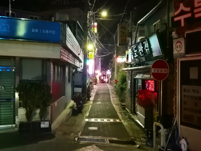 오후 8시를 조금 넘긴 시간 울릉읍 도동리 상가 골목 전경. <홍준기 기자>