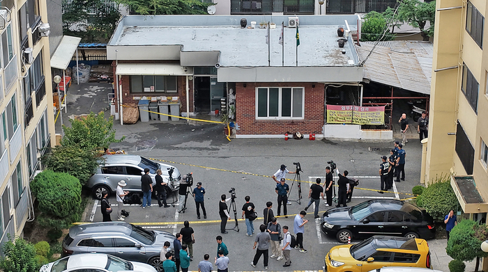 23일 오전 폭발 화재가 발생한 경북 경산시 사동의 한 아파트 관리사무소 일대에 폴리스라인이 설치돼 있다. 관리사무소와 경로당은 같은 건물에 있으며, 이날 사고로 경로당에 있던 어르신 5명을 포함해 8명이 다쳤다. 이윤호 기자