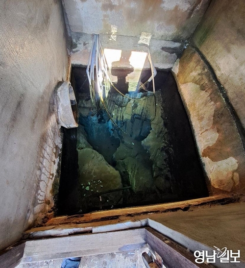 석회암 암반 틈에서 물이 용출되는 원터샘