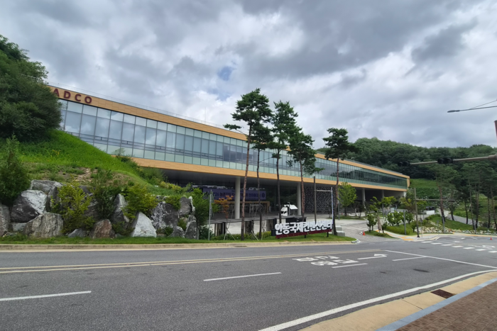 경북 안동시 도산면에 위치한 안동국제컨벤션센터. 세계유교문화박물관과 함께 1843억7200만원이 투입됐지만 도심과 떨어진 입지로 행사 유치에 한계가 있다는 지적을 받고 있다. 안동시는 시설 가동률을 높이고 운영손실을 줄이기 위해 각종 행사 유치에 나서고 있다. <정운홍 기자>