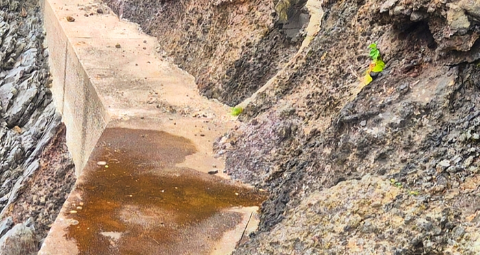 경북 울릉군이 해안산책로 곳곳에 사용 목적을 잃은 콘크리트 구조물을 철거하지 않고 장기간 방치하고 있어 논란일고 있다. <홍준기 기자>