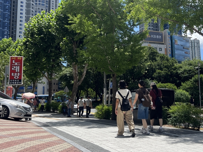 폭염중대경보가 내려진 26일 오후 대구 수성구 범어네거리에서 시민들이 거리를 걷고있다.  홍예원 수습기자