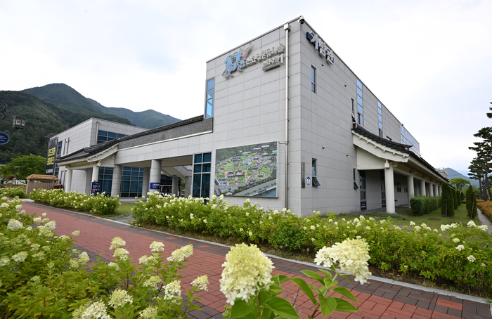 청도 신화랑풍류마을은 화랑정신 발상지 기념관과 화랑오계관, VR 체험관, 국궁장 등 시설을 갖춘 체험형 복합문화단지다. 신라 화랑이 세속오계의 정신을 갈고닦았던 고장인 청도의 역사를 느껴볼 수 있다.