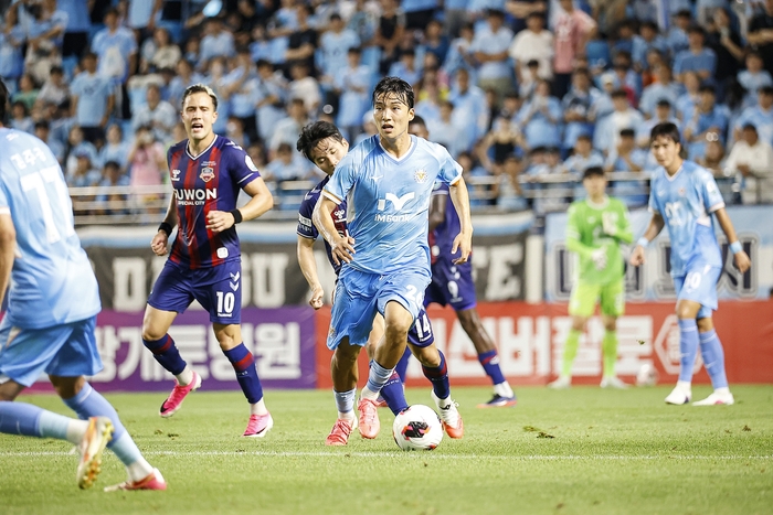 25일 대구iM뱅크파크에서 열린 대구FC와 수원FC의 K리그2 19라운드 경기 전반전에서 대구의 황인택이 공을 몰아 가고 있다. <대구FC 제공>