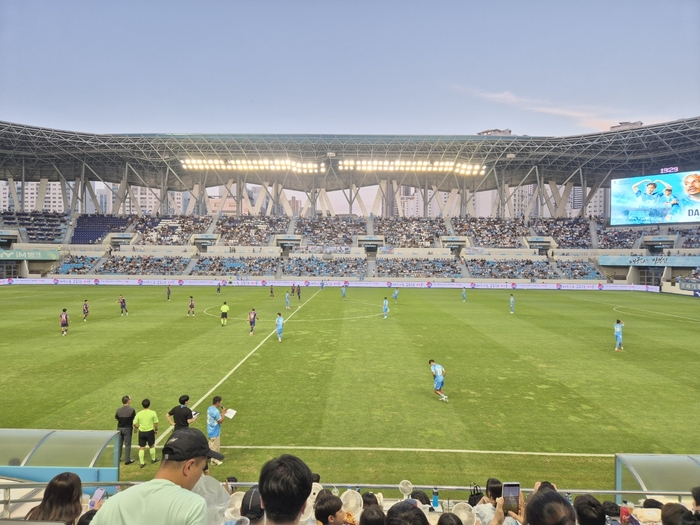 25일 저녁, 푹푹 찌는 폭염 속 대구iM뱅크파크에서 열린 대구FC와 수원FC의 K리그2 19라운드 경기가 진행되고 있다. 노진실 기자
