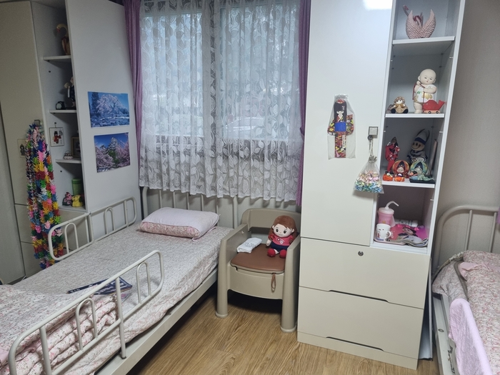 경주 나자레원에서 일본인 할머니들이 생활하던 방. 한국인 남편을 따라 한국에 왔다가 갈 곳을 잃은 일본인 여성들을 생의 마지막까지 보살핀 공간으로, 고향을 그리워한 흔적이 담긴 일본풍 장식물과 소품들이 놓여 있다.<임 원장 제공>