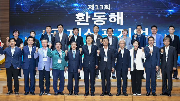 지난해 7월 24일 경북 포항시청 대회의실에서 열린 제13회 환동해 국제심포지엄에서 이강덕 포항시장, 조병제 전 국립외교원장, 김일만 포항시의회 의장 등 주요 참석자들이 기념촬영을 하며 환동해권 국제협력 확대와 지역 발전 의지를 다지고 있다. 이현덕기자 lhd@yeongnam.com