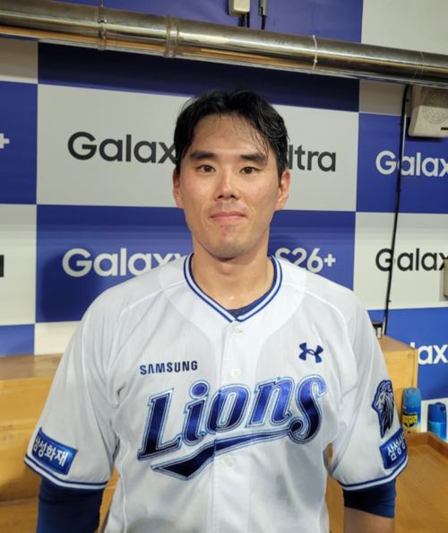프로야구 삼성 라이온즈의 마무리 투수 김재윤이 전반기 마지막 경기가 열린 지난 9일 삼성과 LG전 종료 직후 진행된 취재진과 인터뷰 후 포즈를 취하고 있다. <임훈기자 hoony@yeongnam.com>