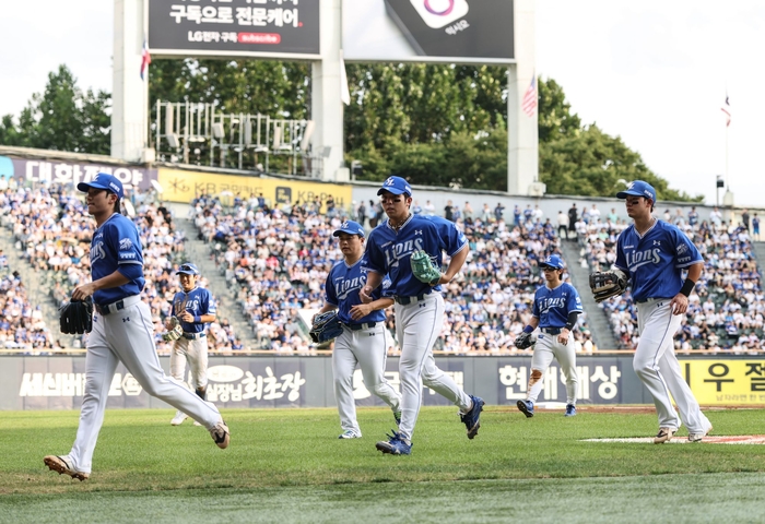 지난 25일 서울 잠실야구장에서 열린 삼성과 두산 경기 중 삼성 야수들이 더그아웃으로 복귀하고 있다. <삼성 라이온즈 제공>