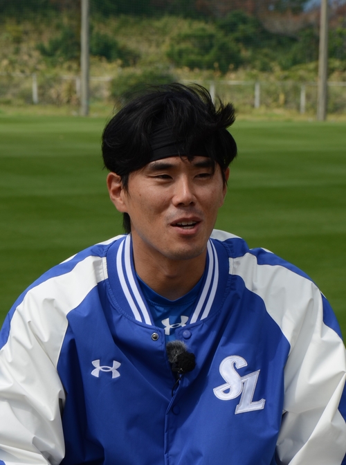 지난 2월 19일 일본 오키나와 아카마 구장에서 취재진과 인터뷰 중인 김재윤이 시즌 계획에 대해 말하고 있다.<영남일보 DB>