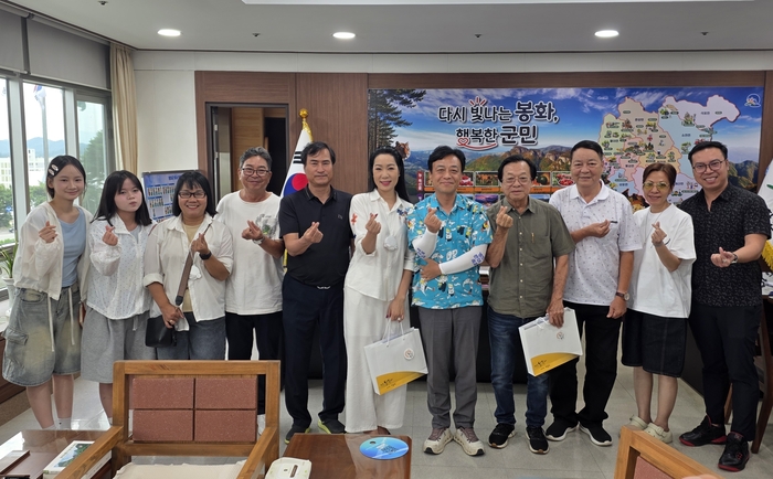 최기영 봉화군수와 베트남 호찌민시 문화예술계 대표단은 27일 한·베 문화교류 확대와 K-베트남 밸리 활성화를 다짐하며 기념촬영을 하고 있다. 황준오기자