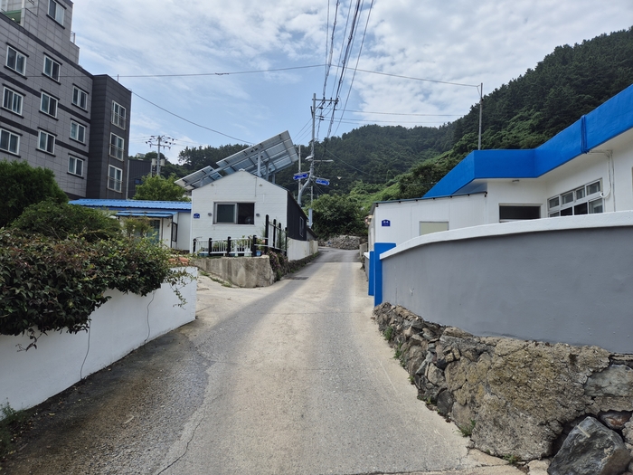 공항공사가 직원사택 100세대를 건립하기 위해 구입한 토지와 연결된 3.5m 마을 골목길. <홍준기 기자>