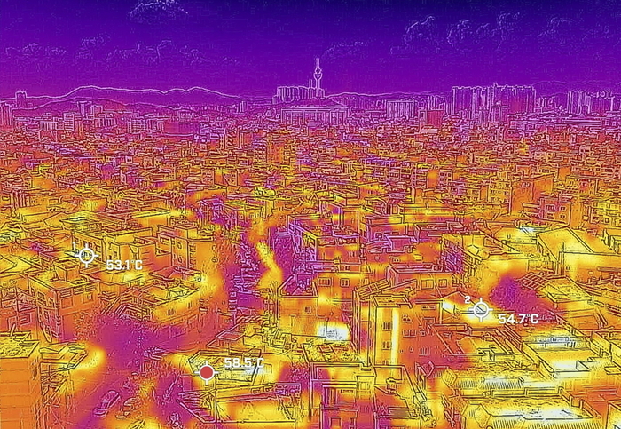 대구지역 낮 최고기온이 36.9℃까지 오른 지난 25일, 도심 주택 밀집 지역을 열화상 카메라로 촬영한 결과 지붕과 도로 표면 온도가 50℃를 넘는 등 폭염 속 열기가 극심하게 나타나고 있다. 영남일보DB