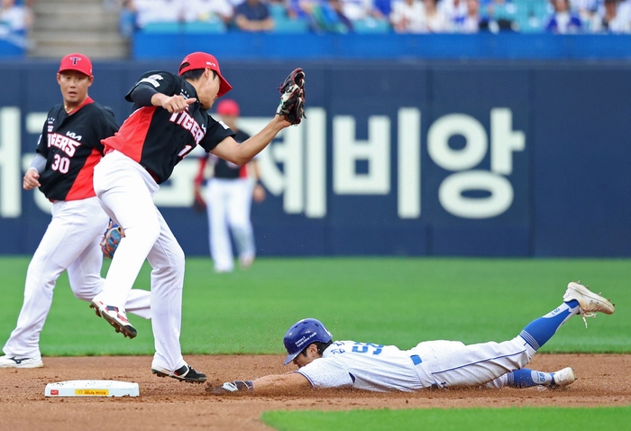 지난 28일 대구삼성라이온즈파크에서 열린 삼성과 KIA 경기 1회말 김지찬이 2루 도루에 성공하고 있다.<삼성 라이온즈 제공>