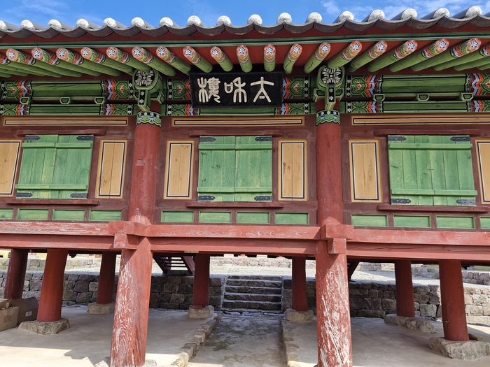 영해향교의 누각인 태화루. 향교의 정문 역할을 하는 태화루는 강학 공간인 명륜당으로 들어서는 첫 관문으로 높은 기단 위에 세워진 전통 누각의 단아한 아름다움을 간직하고 있다. <남두백 기자>