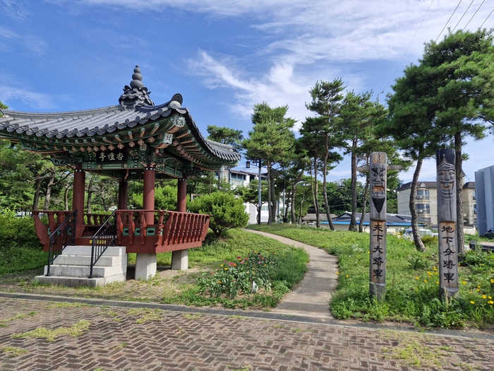 영덕군 영해향교 입구 공원에 조성된 정자 행단정과 장승. 소나무 사이로 난 산책길은 680여 년 역사를 간직한 영해향교로 이어지며 방문객들에게 고즈넉한 역사문화 공간의 첫인상을 선사한다. <남두백 기자>
