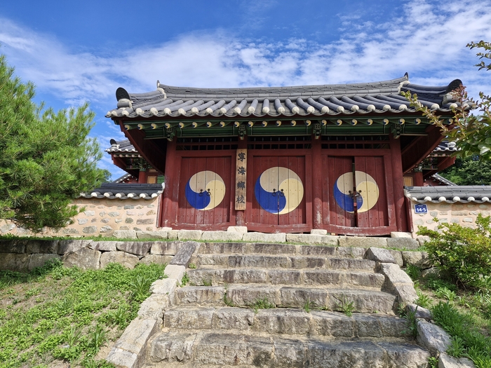 680여 년의 역사를 간직한 영덕 영해향교의 삼문. 붉은 문짝에 그려진 태극 문양과 단정한 팔작기와지붕이 전통 건축의 아름다움을 보여주며 향교를 찾는 방문객들에게 선비문화의 첫인상을 전한다. <남두백 기자>