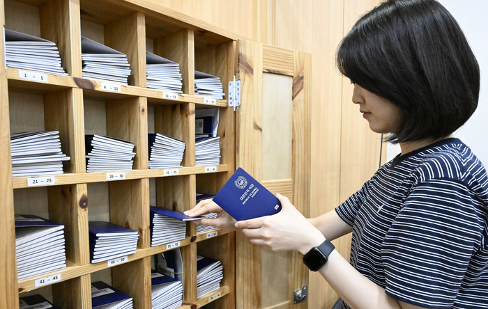 30일 오전 대구 동구청 여권민원실에서 직원이 발급된 여권을 정리하고 있다. 동구청은 여름 휴가철을 맞아 여권 발급이 늘고 있지만, 고유가와 높은 유류할증료 등의 영향으로 예년보다 신청 증가세는 크지 않았다고 밝혔다.
이윤호기자 yoonhohi@yeongnam.com