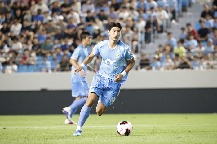 25일 대구iM뱅크파크에서 열린 대구FC와 수원FC의 K리그2 19라운드 경기 전반전에서 대구의 박인혁이 공을 몰고 가고 있다. <대구FC 제공>