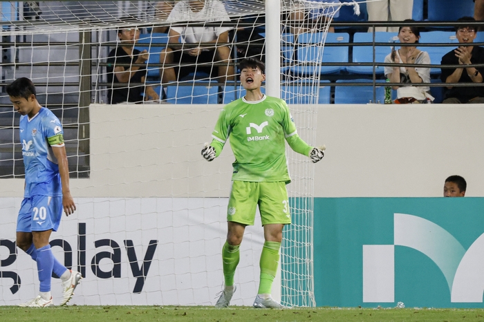 대구FC의 골키퍼 한태희가 골문을 지키고 있다. <대구FC 제공>