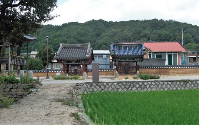 방초정 옆에는 두 개의 비각이 있다. 왼쪽은 이정복의 부인 화순최씨를 기려 세운 인조 임금의 어필 정려이고 오른쪽은 몸종 석이의 영혼을 위로하기 위해 후손들이 세운 비석이다.