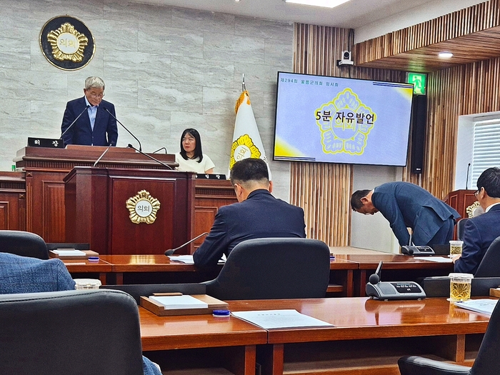 지난 30일 개회한 제294회 울릉군의회 임시회에서 홍성근 의원이 5분 발언에 앞서 이철우 의장에게 90도 인사하고 있다. <홍준기 기자>