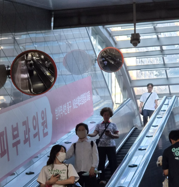 31일 오후 4시쯤 대구 도시철도 2호선 범어역 상행 에스컬레이터에 설치된 안심거울. 이용객이 고개를 돌리지 않고도 뒤따라오는 사람의 움직임을 확인할 수 있다. 안성태 수습기자 tae@yeongnam.com