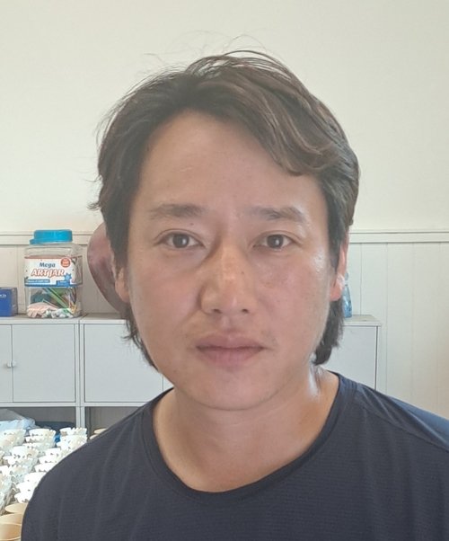 정봉대 문경읍 지곡2리 이장. 국가무형유산 제105호 사기장 이수자인 정 이장은 도예가와 농업인으로 활동하며 주민들과 함께 살기 좋은 마을 만들기에 앞장서고 있다. <강남진기자>