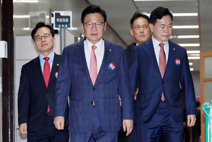 국민의힘 정점식 원내대표가 6일 국회에서 열린 최고위원회의에 입장하고 있다. 연합뉴스