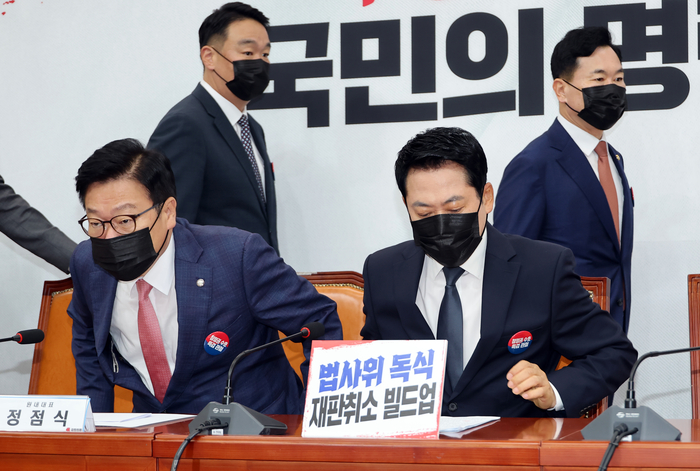국민의힘 장동혁 대표를 비롯한 최고위원들이 6일 국회에서 열린 최고위원회의에 검은색 마스크를 쓴 채 입장하고 있다. 장 대표는 내일부터 시행되는 개정 정보통신망법의 부당함을 알리기 위해 검은색 마스크를 썼다고 밝혔다. 연합뉴스