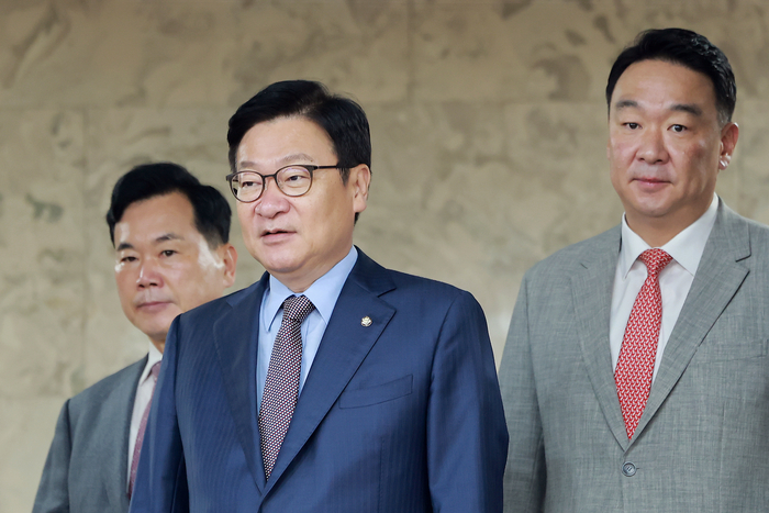 국민의힘 정점식 원내대표(가운데)가 7일 국회에서 열린 원내대책회의에 김승수 원내운영수석부대표(왼쪽), 정희용 사무총장과 함께 참석하고 있다. 연합뉴스