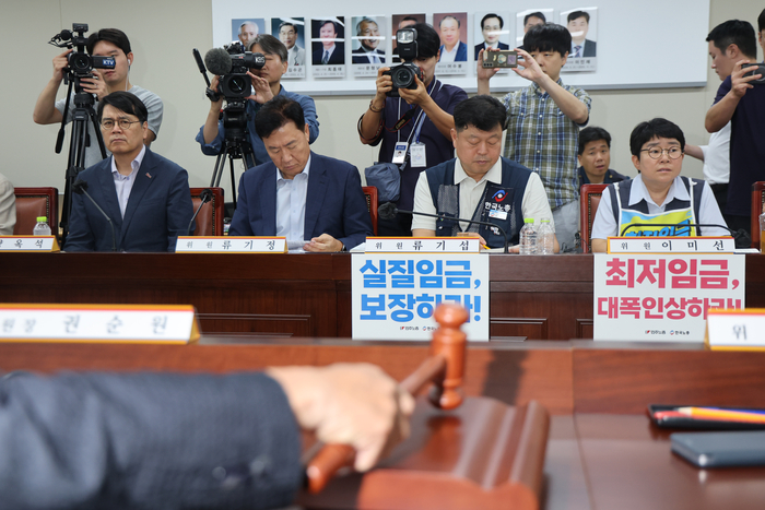 14일 정부세종청사에서 열린 최저임금위원회 제14차 전원회의에서 권순원 위원장이 개의를 알리는 의사봉을 두드리고 있다. 연합뉴스