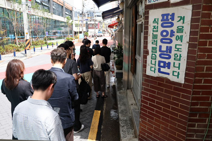 초복인 지난 15일 서울 마포구의 한 평양냉면집을 찾은 시민들이 줄을 서 있다. 연합뉴스