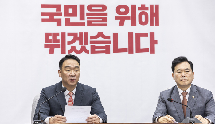 국민의힘 정희용 사무총장이 24일 국회에서 열린 원내대책회의에서 전날 정점식 원내대표에게 당내 의원이 상임위 배정을 둘러싸고 항의하는 과정에서 발생한 사태와 관련한 발언을 하고 있다. 연합뉴스