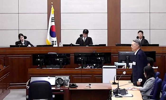 윤석열 전 대통령이 27일 서울 서초구 서울중앙지방법원에서 열린 공직선거법 위반 혐의 사건 1심 선고 공판에 출석해 선고 주문을 듣고 있다.  연합뉴스