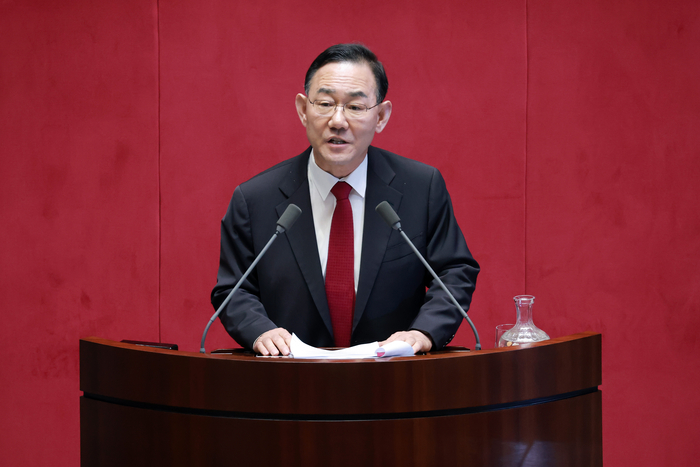 국민의힘 주호영 의원이 30일 국회에서 열린 7월 임시국회 제3차 본회의에서 검사의 보완수사권 폐지를 골자로 한 형사소송법 개정안에 대해 필리버스터(무제한 토론을 통한 합법적인 의사진행 방해)를 하고 있다. 연합뉴스