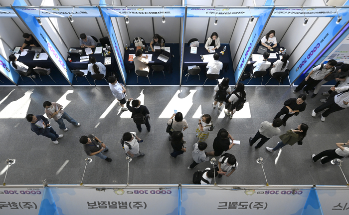 2025 청년 굿잡(GOOD JOB) 일자리 박람회를 찾은 취업 준비생들이 현장면접을 보고 있다. 영남일보 DB