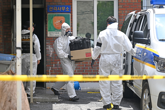 지난달 23일 오전 8시 29분쯤 경북 경산시 사동 한 아파트에 방화로 인한 폭발 추정 사고 현장에서 화재감식을 마친 과학수사대가 증거물을 옮기고 있다.  영남일보 DB