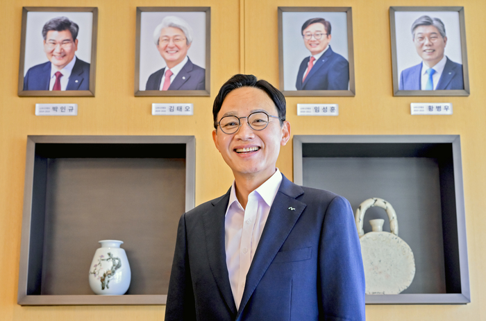 지난달 23일 오전 대구 북구 iM뱅크 본점 응접실에서 강정훈 iM뱅크 은행장이 인터뷰에 앞서 포즈를 취하고 있다. 강정훈 iM뱅크 은행장은 하반기에는 실행력과 현장 중심 협업을 바탕으로 차별화된 전략을 통해 시장의 기대를 뛰어넘는 퍼스트 무버로 도약하겠다는 구상을 밝혔다.
이현덕기자 lhd@yeongnam.com