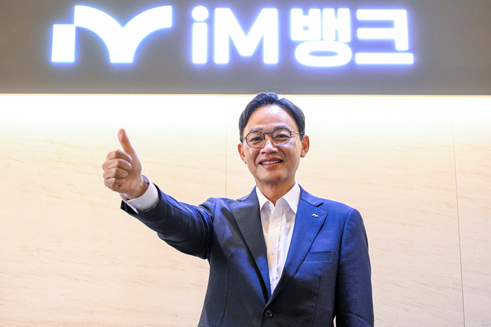지난달 23일 오전 대구 북구 iM뱅크 본점에서 강정훈 iM뱅크 은행장이 인터뷰에 앞서 포즈를 취하고 있다. 강정훈 iM뱅크 은행장은 하반기에는 실행력과 현장 중심 협업을 바탕으로 차별화된 전략을 통해 시장의 기대를 뛰어넘는 퍼스트 무버로 도약하겠다는 구상을 밝혔다. 이현덕기자 lhd@yeongnam.com