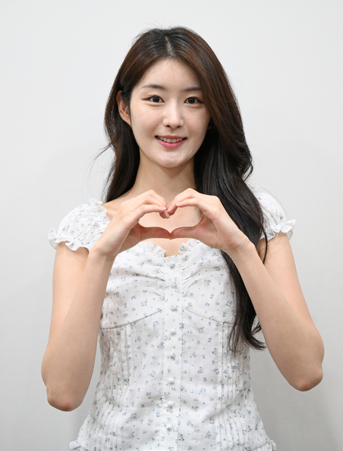 지난 2일 오후 대구 중구 아나피치 아카데미 스피치 학원에서 2025 미스코리아 대구 진(眞) 김세은 씨가 손가락 하트를 만들어 보이고 있다. 김세은 씨는 2025년 미스코리아로 활동하며 지역사회로부터 받은 사랑과 응원에 보답하기 위해 성금 100만 원을 기부했다.
이윤호기자 yoonhohi@yeongnam.com