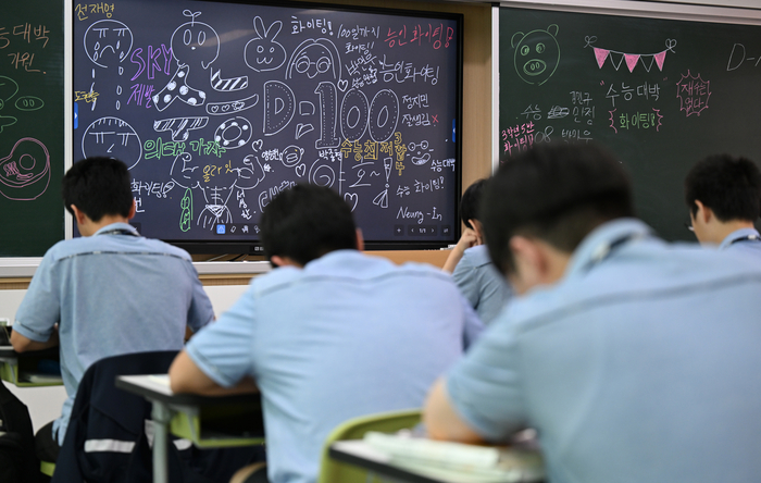 2027학년도 대학수학능력시험을 100일 앞둔 11일 오전 대구 수성구 능인고등학교에서 고3 수험생들이 자습을 하고 있다.
이윤호기자 yoonhohi@yeongnam.com