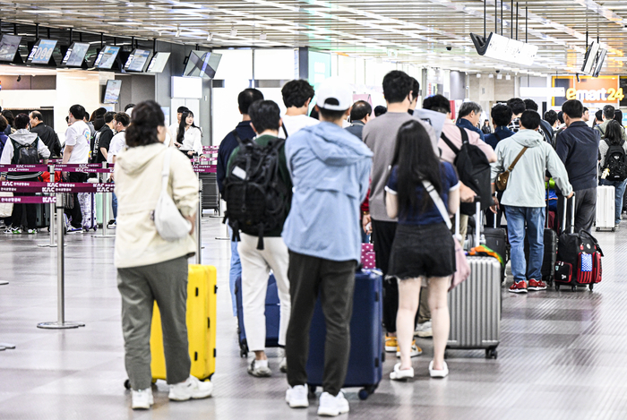 대구공항에서 국제선을 기다리는 시민들의 모습.  대구공항 대부분의 이용객은 해외로 나갔다 돌아오는 내국인 이용객이다. 영남일보 DB