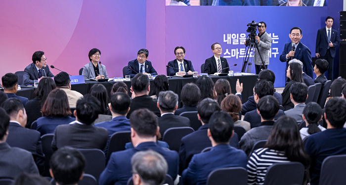 지난해 10월 24일 대구 엑스코 서관에서 열린 대통령과 함께하는 대구 타운홀 미팅에서 국민의힘 주호영 의원이 대구·경북 신공항 관련 현안을 건의하고 있다. 영남일보DB